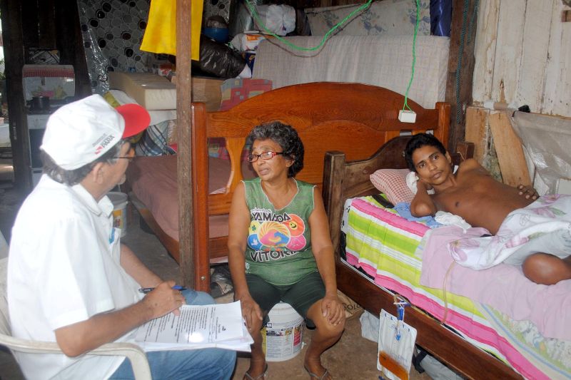 notícia: Cohab atende com Cheque Moradia rapaz que ficou paraplégico em Icoaraci