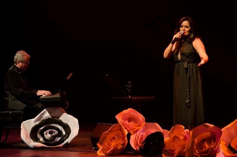 notícia: Cantora Alba Maria se apresenta no Teatro Margarida Schivasappa