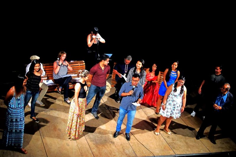 notícia: Teatro Waldemar Henrique recebe o sarau poético A Noite é Uma Palavra