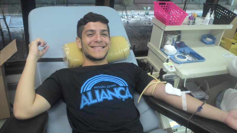 notícia: Jovens realizam doação de sangue pela primeira vez  no Hemopa