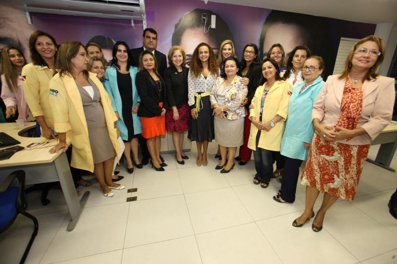 notícia: Embaixadora norte-americana visita sede do Pro Paz Mulher em Belém
