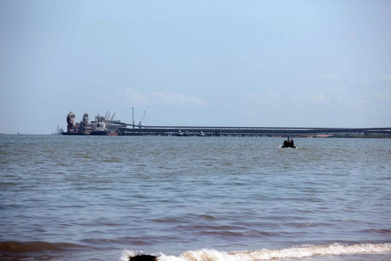 notícia: Vazamento de óleo de embarcação na Vila do Conde já foi controlado