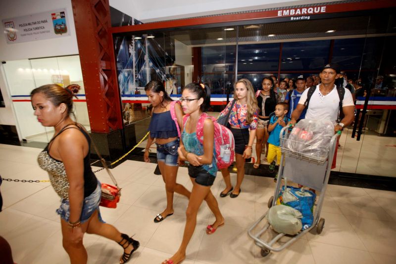 notícia: Romeiros desembarcam de toda parte no Terminal Hidroviário de Belém