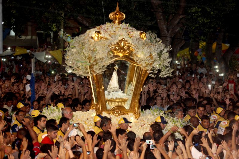 notícia: Nossa Senhora de Nazaré ilumina as ruas de Belém durante a Trasladação