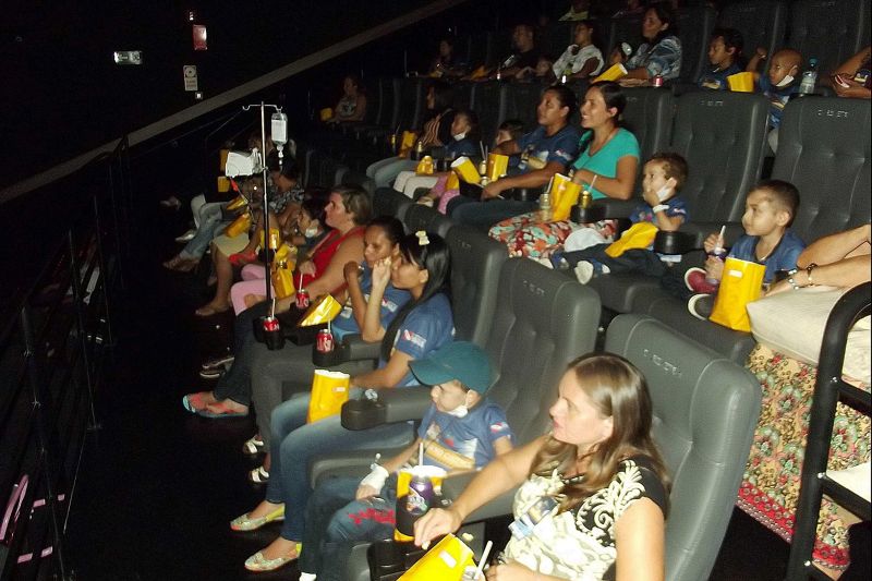 notícia: Pacientes do HRBA participam de uma sessão especial de cinema pelo Dia das Crianças