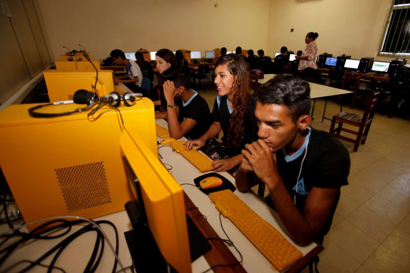 notícia: Estudantes testam conhecimento para o Enem 2015