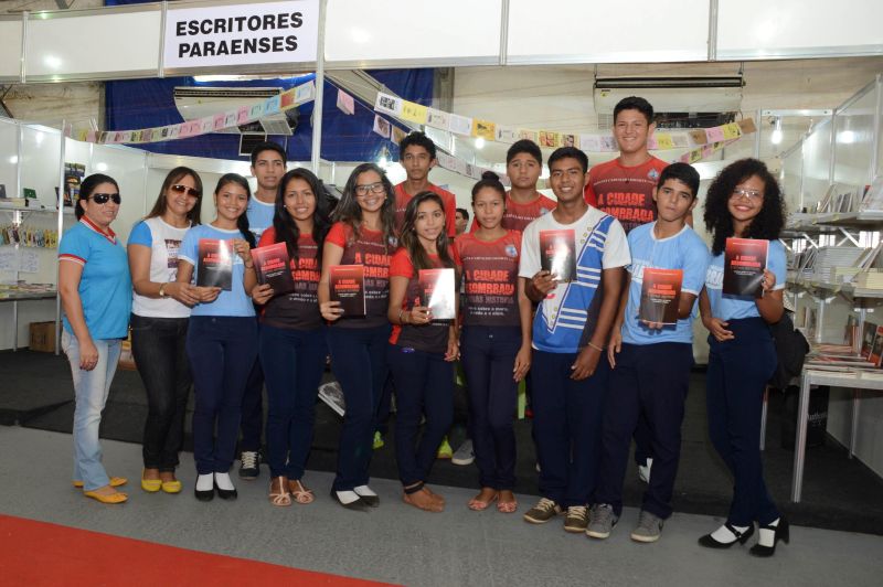 notícia: Alunos de Rede Estadual lançam livros no Salão do Livro do Baixo Amazonas