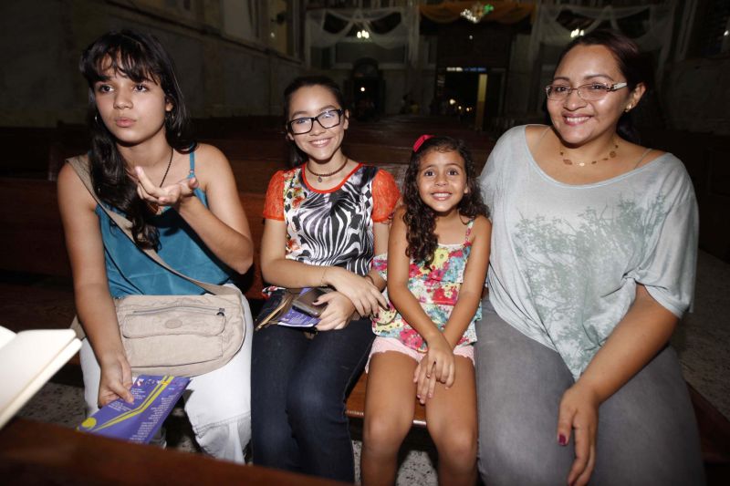 notícia: Devotos lotam Igreja Matriz de Icoaraci para ver “Um Canto para Maria”