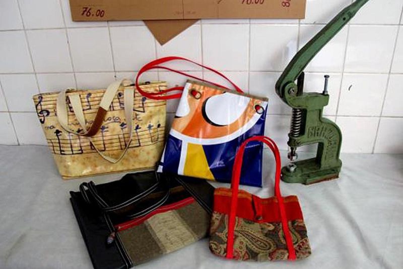 notícia: Oficina do Curro Velho ensina a transformar sombrinhas em bolsas e mochilas