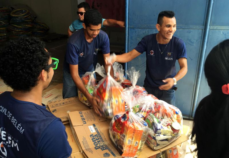 notícia: Voluntários ajudam nos preparativos finais do Natal D’Água