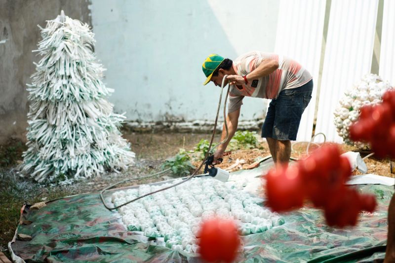 notícia: Projeto capacita detentos de Itaituba com reciclagem de pet para decoração natalina