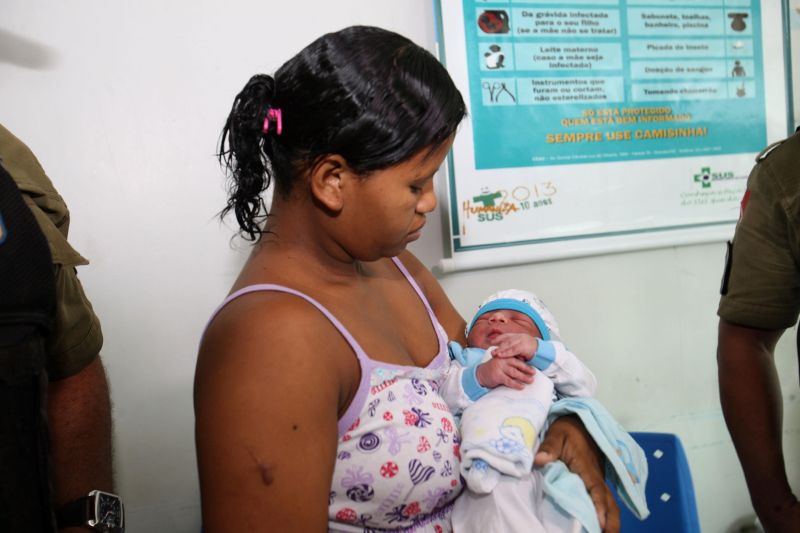 notícia: Jovem que teve bebê em viatura recebe visita de policiais militares que ajudaram durante o parto