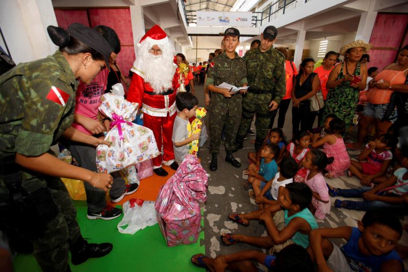 notícia: "Ribeirinhos da Paz" distribui brinquedos e material escolar para crianças da Ilha Urubuoca