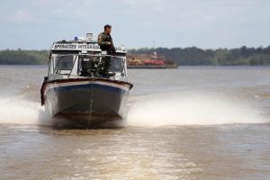 notícia: Policiais do Grupamento Fluvial prendem acusados de pirataria