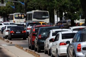 notícia: Detran licencia veículos com placas de finais 03 a 33 até dia 28