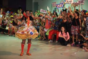 notícia: Baile e concurso de fantasias reúne cerca de 1,5 mil idosos no Grêmio Português