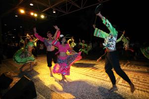 notícia: Cia de Dança Ariru leva música e dança regional à orla da Estação
