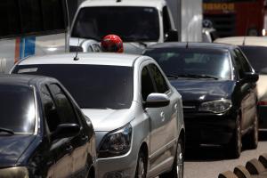 notícia: Detran licencia veículos com placas de finais 05 a 35 até sexta
