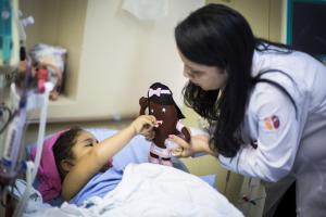 notícia: Terapeuta cria bonecos para auxiliar tratamento de crianças renais crônicas