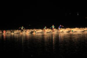 notícia: Surfe noturno clareia as margens do rio Capim no Festival da Pororoca