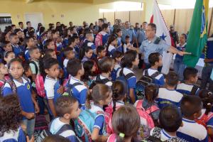notícia: Parceria com PM reforça ensino e segurança em escola de Outeiro