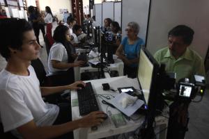 notícia: Alunos do Estado auxiliam no recadastramento biométrico do TRE