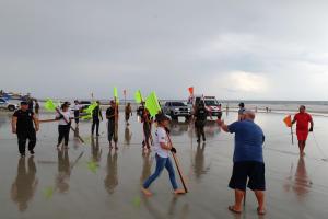 notícia: Bandeirolas organizam fluxo de veículos na praia do Atalaia