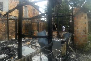 notícia: Família que perdeu casa em incêndio recebe Cheque Moradia