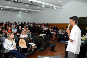 notícia: I Café Mundiar debate a permanência do aluno em sala de aula