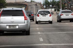 notícia: Detran licencia veículos com placas de finais 77, 87 e 97 até sexta