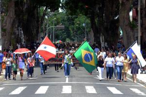 notícia: Desfile escolar celebra cultura da paz e raízes do povo
