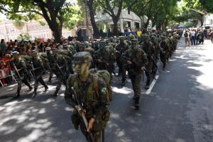 notícia: Milhares de pessoas vibram com desfile cívico-militar em Belém