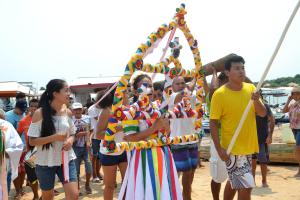 notícia: Busca dos mastros dá início à festa do Çairé na vila de Alter-do-Chão, em Santarém