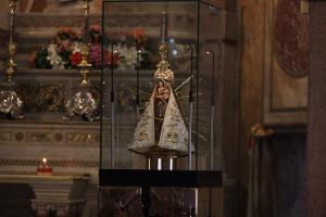 notícia: Fiéis reverenciam imagem original da Virgem de Nazaré 
