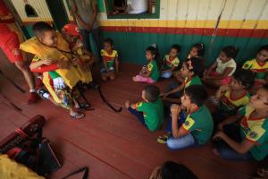 notícia: Bombeiros ensinam crianças da Ilha das Onças a evitar afogamento
