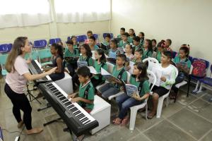 notícia: Governo ajuda a transformar realidades por meio do ensino da música