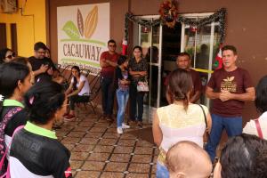 notícia: Sectet leva estudantes e professores à fábrica de chocolate