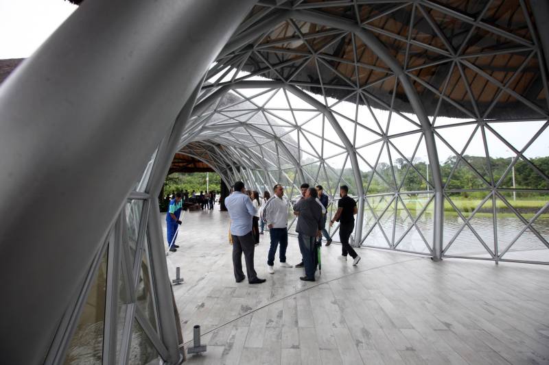 Jornalistas, influenciadores digitais e membros da sociedade civil organizada participaram, nesta quinta-feira (15), da visita guiada ao Parque Estadual do Utinga (Peut) que será inaugurado na sexta-feira (16), às 16h30. Os convidados foram recebidos pelo secretário estadual de Cultura, o arquiteto Paulo Chaves; pelo presidente do Ideflor-bio, Thiago Novaes; pelo gerente do Peut, Julio Meyer; pelo secretário de comunicação, Daniel Nardin e pelo representante da diretoria da Unidade de Conservação do Parque, Wendel Andrade. O evento começou às 9h com a apresentação das melhorias feitas no espaço durante as obras, dos serviços que funcionarão no local e de algumas normas de utilização desse novo equipamento. 

FOTO: SIDNEY OLIVEIRA / AG. PARÁ
DATA: 15.03.2018
BELÉM - PARÁ <div class='credito_fotos'>Foto: Sidney Oliveira/Ag. Pará   |   <a href='/midias/2018/originais/0004a220-a81b-4714-82f9-6d9dfa95cede.jpg' download><i class='fa-solid fa-download'></i> Download</a></div>