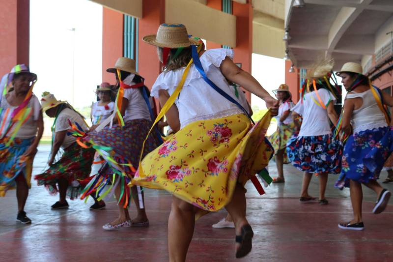 Cerca de 400 idosos, trajando as vestes típicas da época junina, participaram do 19º “Arraiá” (foto), que integra o Projeto Vida Ativa na Terceira Idade, nesta terça-feira (26), no Estádio Olímpico do Pará, o Mangueirão, em Belém. O momento mais esperado da festa foi o concurso de Miss Caipira 2018. Conceição Albuquerque, com o traje “Miss Copa do Mundo”, foi a vencedora desta edição. A festa junina contou com apresentação de quadrilhas de entidades de assistência à pessoa idosa e muitas brincadeiras da quadra junina, além da cantora Suanny Batidão. Com a roupa nas cores verde e amarela, Conceição Albuquerque, candidata do núcleo do projeto que funciona na Tuna Luso Brasileira, apostou na junção do tema junino com a mais importante competição de futebol – a Copa do Mundo, na Rússia. A ganhadora participou ao lado de cinco candidatas e conquistou os jurados, que avaliaram coreografia, simpatia e traje. Emocionada, a vencedora recebeu a faixa das mãos de Marlene da Silva, a miss de 2017.

FOTO: ADRIANA PINTO / ASCOM SEEL
DATA: 26.06.2018
BELÉM - PARÁ <div class='credito_fotos'>Foto: ADRIANA PINTO / ASCOM SEEL   |   <a href='/midias/2018/originais/001b9154-ed9e-41cd-9511-28ef5d5e481c.jpg' download><i class='fa-solid fa-download'></i> Download</a></div>