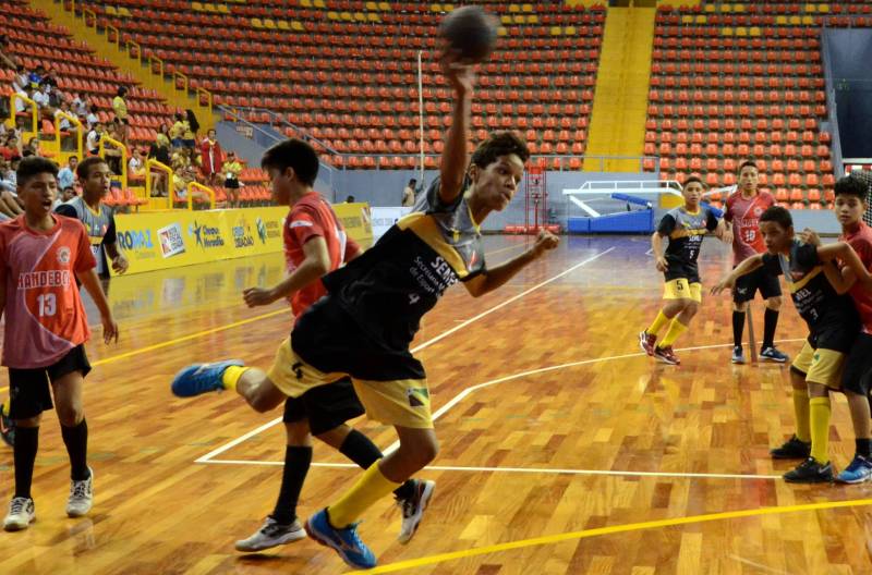 Em sua 60ª edição, os Jogos Estudantis Paraenses (JEPs) definiu a equipes que vão representar o Estado do Pará na etapa nacional, em Manaus (AM), de 19 a 23 de setembro. Das partidas realizadas neste sábado (23), pela etapa estadual, na Arena Guilerme Paraense - o Mangueirinho, foram premiados quatro times das modalidades de Basquete, Volei, Handebol e Futsal, na categoria "A" (de 12 a 14 anos). 

FOTO: FERNANDO NOBRE / ASCOM SEDUC
DATA: 23.06.2018
BELÉM - PARÁ <div class='credito_fotos'>Foto: FERNANDO NOBRE/ASCOM SEDUC   |   <a href='/midias/2018/originais/006c352b-4c29-4ac4-8550-6f6976284a27.jpg' download><i class='fa-solid fa-download'></i> Download</a></div>