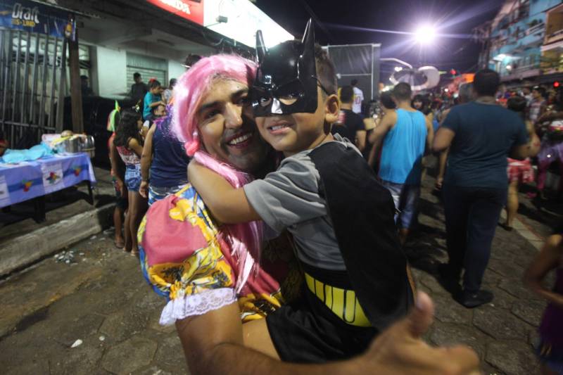 O professor Júlio Leal Gomes é natural de Vigia de Nazaré, no nordeste paraense, terra conhecida pela hospitalidade, principalmente em época festiva. Mantendo a tradição, no Carnaval Júlio e seus irmãos abrem a casa da família para amigos e outros parentes. Neste ano, o imóvel de quatro cômodos abrigou mais de 50 pessoas. Vigia tem um dos maiores e mais tradicionais carnavais do Pará. Nesta época do ano, a população do município, de 51.173 habitantes (Censo/IBGE), triplica com a chegada de brincantes oriundos de todo o Brasil, e os vigienses – igual coração de mãe - acolhem essa multidão. A estimativa é a cidade receber mais de 300 mil pessoas neste Carnaval.

FOTO: IGOR BRANDÃO / AG PARÁ
DATA: 13.02.2018
BELÉM - PARÁ <div class='credito_fotos'>Foto: IGOR BRANDÃO / AG. PARÁ   |   <a href='/midias/2018/originais/00736acb-028d-41cf-ae68-997599081fad.jpg' download><i class='fa-solid fa-download'></i> Download</a></div>