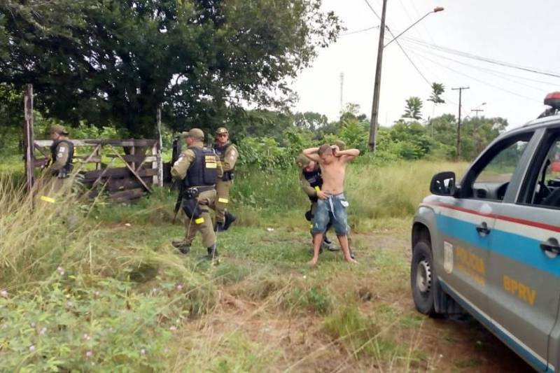 Mais de 600 policiais militares intensificaram a segurança em todo o bairro do Tapanã, durante a operação "Ocupação" que iniciou na manhã desta quinta-feira, 15, e segue até a próxima segunda-feira, 19. O planejamento estratégico desta ação conta com diversas operações: Ônibus Seguro, Hypnus, Bloqueio, Saturação, Tróia e Feira Segura.

FOTO: ASCOM PMPA
DATA: 15.03.2018
BELÉM - PARÁ <div class='credito_fotos'>Foto: Ascom PMPA   |   <a href='/midias/2018/originais/008ee514-1daa-4fc7-bf7d-14b536d79ccb.jpg' download><i class='fa-solid fa-download'></i> Download</a></div>