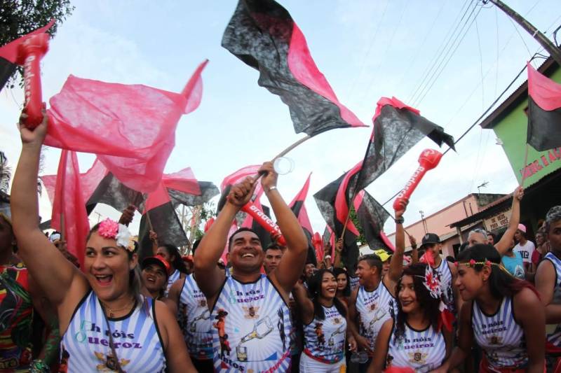 Tradição, história e simbolismo. Assim é a festa do Carnapauxis, realizado todos os anos no município de Óbidos, na região Oeste. O carnaval obidense é patrimônio cultural do estado do Pará e foi construído com identidade própria por meio de figuras e personagens históricos. A programação oficial iniciou na última quarta-feira (7), e prossegue até a quarta-feira de cinzas (14). Assim como a colonização de Óbidos, o Carnapauxis tem traços da origem portuguesa, principalmente por conta das alegorias e das máscaras. Esse adereço é símbolo do carnaval, através do Mascarado Fobó, onde as pessoas se vestem com um macacão colorido bem folgado, que chamam de "dominó", máscaras de papelão, feitas por alguns artesãos da cidade e capacete feito de cartolina e tiras de papel colorido, bexiga de boi, apito e pó.

FOTO: SAMUEL ALVARENGA / SECOM
DATA: 11.02.2018
ÓBIDOS - PARÁ <div class='credito_fotos'>Foto: ASCOM / PREFEITURA DE ÓBIDOS   |   <a href='/midias/2018/originais/00a7b71c-453c-4326-ad85-39b22bd1d712.jpg' download><i class='fa-solid fa-download'></i> Download</a></div>