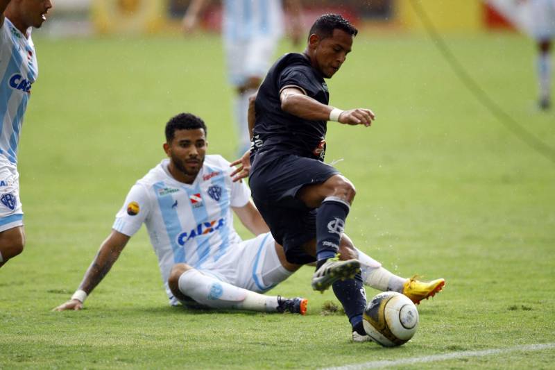 O Clube do Remo venceu o Paysandu por 2 a 1 na tarde deste domingo, partida realizada no Estádio Mangueirão, e largou na frente pelo título do Campeonato Paraense de 2018. 

FOTO: THIAGO GOMES / AG. PARÁ
DATA: 01.04.2018
BELÉM - PARÁ <div class='credito_fotos'>Foto: Thiago Gomes /Ag. Pará   |   <a href='/midias/2018/originais/00c1ce81-68b2-4b1a-bae3-af9a12eded08.jpg' download><i class='fa-solid fa-download'></i> Download</a></div>