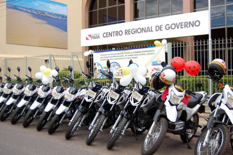 A categoria de mototaxistas permissionários, que realiza o transporte de passageiros em Santarém, na região oeste do Pará, foi beneficiada nesta quarta-feira (4), com a entrega de motocicletas financiadas a partir do programa de microcrédito do Governo do Estado, o CredCidadão.

FOTO: WILLIAM SANTOS / ASCOM CRGBA
DATA: 04.07.2018
SANTARÉM - PARÁ <div class='credito_fotos'>Foto: WILLIAM SANTOS / ASCOM CRGBA   |   <a href='/midias/2018/originais/011bfc82-1de1-4a96-bbda-3b55e8947cc3.jpg' download><i class='fa-solid fa-download'></i> Download</a></div>