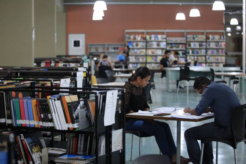 Biblioteca Pública Arthur Vianna, localizada no prédio do Centur. Com mais de 140 anos, o local é uma das principais referências na área em Belém, recebendo uma média de mil usuários por dia. Antes da popularização de instrumentos tecnológicos e sites especializados, a “biblioteca do Centur”, como é conhecida, era uma das principais fontes de pesquisa para alunos de todos os níveis de ensino em Belém. 

FOTO: MÁCIO FERREIRA / AG. PARÁ
DATA: 02.03.2018
BELÉM - PARÁ <div class='credito_fotos'>Foto: MÁCIO FERREIRA/ AG. PARÁ   |   <a href='/midias/2018/originais/017c734c-5731-41d2-909b-b7fd446a7e8f.jpg' download><i class='fa-solid fa-download'></i> Download</a></div>