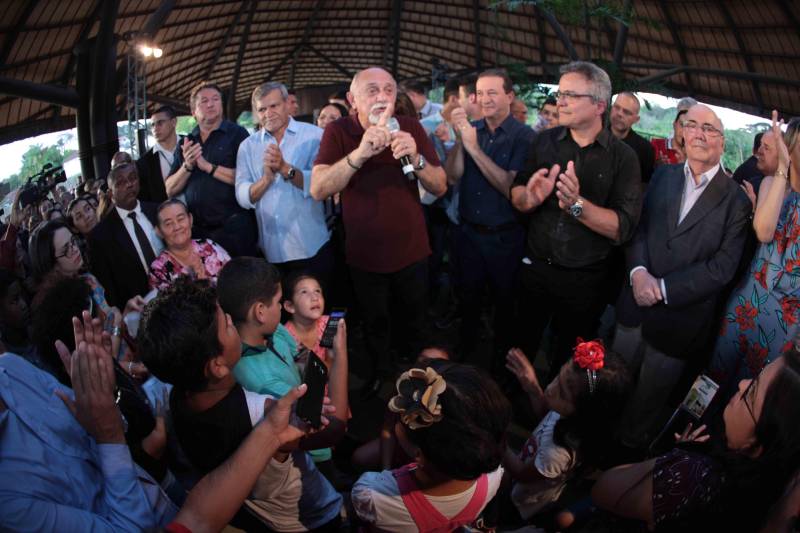 O Parque Estadual do Utinga (PEUt) o mais importante espaço de preservação e estudo da biodiversidade dentro da Região Metropolitana de Belém será reaberto à população a partir desta sexta,16, a partir das 16h30, com apresentações artísticas, com o Boi Veludinho, crianças do Pro Paz e a premiada Orquestra Sinfônica do Theatro da Paz. A apresentação será em um espaço ao ar livre e não será necessária a retirada de ingressos, por esse motivo, a recomendação é que o público chegue cedo, porque a entrada será fechada quando o espaço estiver lotado. 

FOTO: MÁCIO FERREIRA / AG PARÁ 
DATA: 16.03.2018 
BELÉM - PARÁ <div class='credito_fotos'>Foto: MÁCIO FERREIRA/ AG. PARÁ   |   <a href='/midias/2018/originais/01cb22cf-07a8-4dce-bbd0-123a2c4928e6.jpg' download><i class='fa-solid fa-download'></i> Download</a></div>