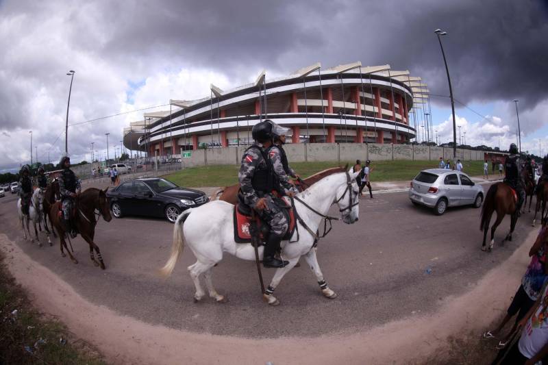 O Clube do Remo venceu o Paysandu por 2 a 1 na tarde deste domingo, partida realizada no Estádio Mangueirão, e largou na frente pelo título do Campeonato Paraense de 2018. Na foto, policiamento faz a segurança da partida.

FOTO: THIAGO GOMES / AG. PARÁ
DATA: 01.04.2018
BELÉM - PARÁ <div class='credito_fotos'>Foto: Thiago Gomes /Ag. Pará   |   <a href='/midias/2018/originais/01d6a6cd-6b0f-48e0-89d8-93bd41b6eb74.jpg' download><i class='fa-solid fa-download'></i> Download</a></div>