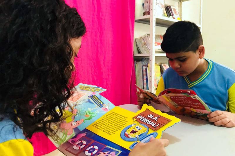 As salas de aula da Escola Municipal de Ensino Fundamental João Nunes de Souza, em Ananindeua, estavam todas decoradas com trabalhos criados pelos alunos em alusão ao Dia da Escola, que se comemora nesta quinta-feira, 15. Como presente especial, o projeto Livro Solidário entregou um acervo de 350 livros que serão usados em atividades de incentivo à leitura com os cerca de 290 estudantes da instituição. Na foto, o estudante André Isaac Araújo, 10 anos.

FOTO: ASCOM IOEPA
DATA: 15.03.2018
ANANINDEUA - PARÁ <div class='credito_fotos'>Foto: RONALDO QUADROS / ASCOM IOEPA   |   <a href='/midias/2018/originais/02182fdd-c80f-4e08-8eb5-ee7163995828.jpg' download><i class='fa-solid fa-download'></i> Download</a></div>