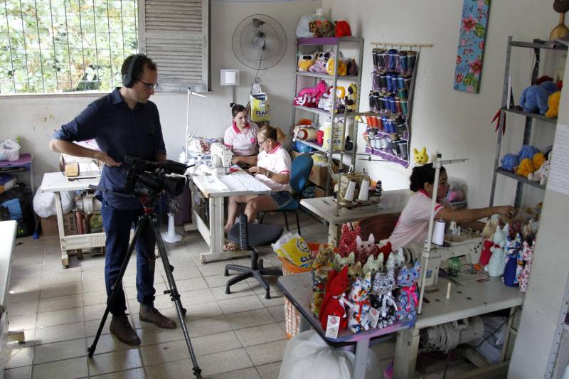 O repórter Daniel Gallas, correspondente internacional da BBC World News TV, com sede em Londres, na Europa, esteve em Ananindeua para conhecer o trabalho realizado por detentas do Centro de Recuperação Feminino (CRF), na Cooperativa Social de Trabalho Arte Feminina Empreendedora (Coostafe) - a primeira cooperativa formada exclusivamente por mulheres presas no Brasil.

FOTO: AKIRA ONUMA / ASCOM SUSIPE
DATA: 03.04.2018
BELÉM - PARÁ <div class='credito_fotos'>Foto: Akira Onuma / Ascom Susipe   |   <a href='/midias/2018/originais/022df6ce-43fd-42b0-8aed-d72efffe9d1c.jpg' download><i class='fa-solid fa-download'></i> Download</a></div>